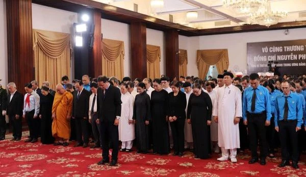 Đoàn đại biểu nhân sĩ, trí thức, dân tộc, tôn giáo Ủy ban MTTQVN TP.HCM viếng tang Tổng Bí thư Nguyễn Phú Trọng