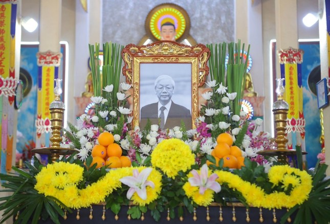 Bàn thờ, di ảnh được Ban Trị sự GHPGVN tỉnh thiết trí trang nghiêm và cử hành nghi lễ cầu nguyện, tưởng niệm, tiễn biệt Tổng Bí thư Nguyễn Phú Trọng