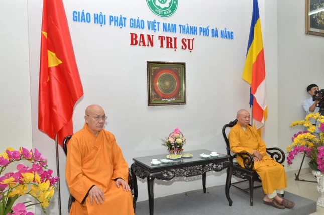 Hòa thượng Thích Từ Nghiêm đón tiếp Hòa thượng Thích Quảng Tùng và đoàn Ban Từ thiện xã hội T.Ư tại Văn phòng Ban Trị sự TP.Đà Nẵng