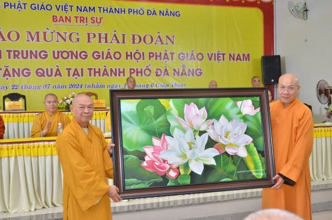 Hòa thượng Thích Từ Nghiêm trao quà lưu niệm đến Hòa thượng Thích Quảng Tùng