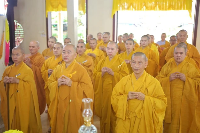 Sáng 25-7, chư tôn đức Tăng Ni tỉnh Bến Tre đã vô cùng kính tiếc, trang nghiêm cử hành nghi lễ cầu nguyện, tưởng niệm và tiễn biệt Tổng Bí thư Nguyễn Phú Trọng Sáng 25-7, chư tôn đức Tăng Ni tỉnh Bến Tre đã vô cùng kính tiếc, trang nghiêm cử hành nghi lễ cầu nguyện, tưởng niệm và tiễn biệt Tổng Bí thư Nguyễn Phú Trọng