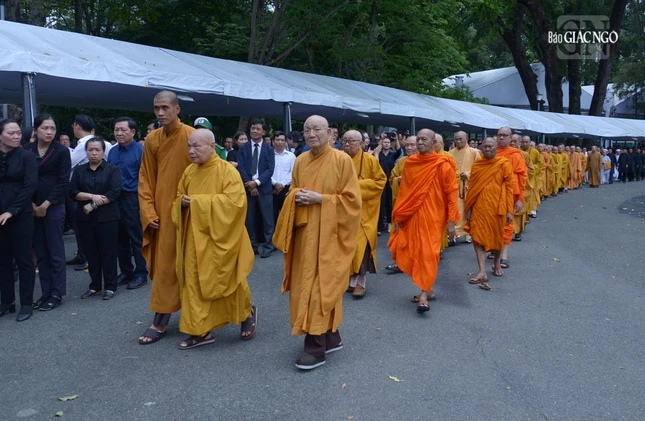 Tại TP.HCM, phái đoàn chư tôn đức Giáo hội Phật giáo Việt Nam do Trưởng lão Hòa thượng Thích Thiện Nhơn làm trưởng đoàn đến viếng tang Tổng Bí thư Nguyễn Phú Trọng tại Hội trường Thống Nhất