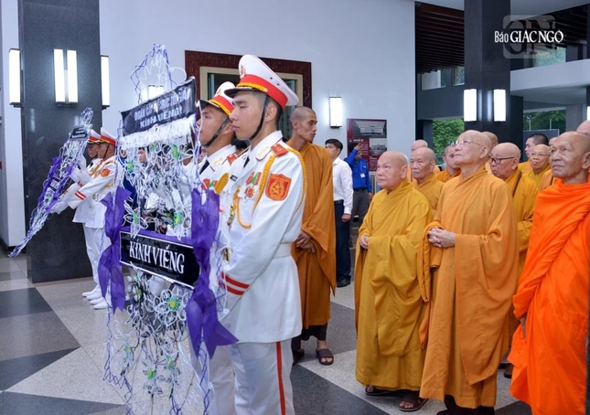 Phái đoàn do Trưởng lão Hòa thượng Thích Thiện Nhơn làm trưởng đoàn viếng tang Tổng Bí thư Nguyễn Phú Trọng tại Hội trường Thống Nhất