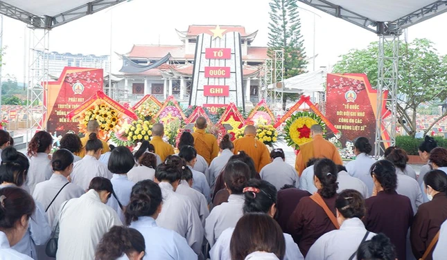 Dịp này, lãnh đạo GHPGVN tỉnh Lạng Sơn và các Phật tử đã dâng hương, dâng hoa, thực hiện khóa lễ cầu siêu chư anh linh các anh hùng liệt sĩ tại Nghĩa trang Liệt sĩ TP.Lạng Sơn nhân ngày Thương binh - Liệt sĩ Dịp này, lãnh đạo GHPGVN tỉnh Lạng Sơn và các Phật tử đã dâng hương, dâng hoa, thực hiện khóa lễ cầu siêu chư anh linh các anh hùng liệt sĩ tại Nghĩa trang Liệt sĩ TP.Lạng Sơn nhân ngày Thương binh - Liệt sĩ