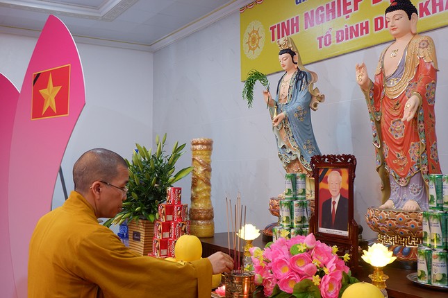 Tại lễ tưởng niệm, chư tôn đức, các vị đại biểu, Phật tử đã dâng hương cầu nguyện Tổng Bí thư Nguyễn Phú Trọng trong niềm kính tiếc
