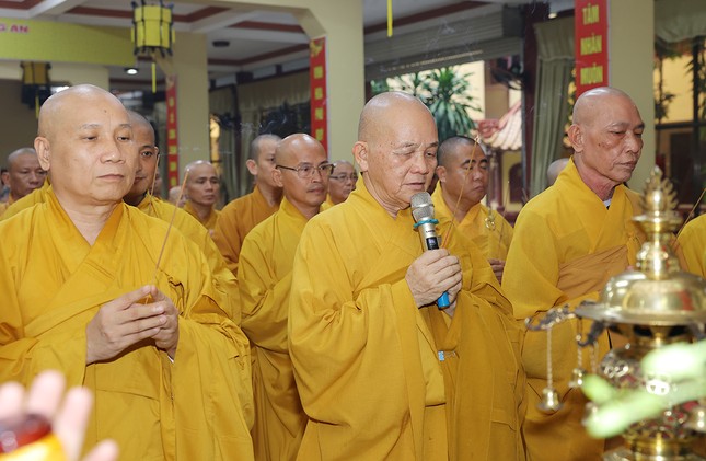 Khóa lễ do Ban Trị sự GHPGVN tỉnh Long An tổ chức tại chùa Thiên Châu - TP.Tân An. Chư tôn đức đã thành kính thắp hương tưởng niệm vị lãnh đạo suốt đời tận tụy với đất nước