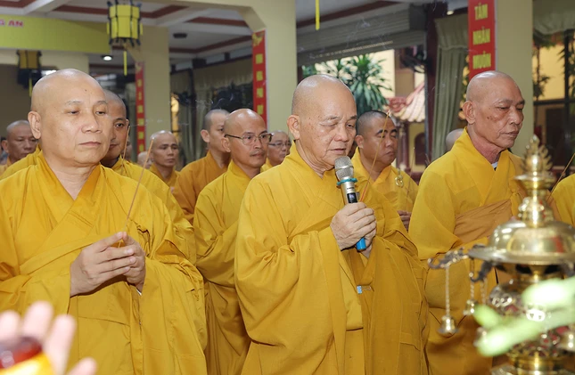 Khóa lễ do Ban Trị sự GHPGVN tỉnh Long An tổ chức tại chùa Thiên Châu - TP.Tân An. Chư tôn đức đã thành kính thắp hương tưởng niệm vị lãnh đạo suốt đời tận tụy với đất nước Khóa lễ do Ban Trị sự GHPGVN tỉnh Long An tổ chức tại chùa Thiên Châu - TP.Tân An. Chư tôn đức đã thành kính thắp hương tưởng niệm vị lãnh đạo suốt đời tận tụy với đất nước