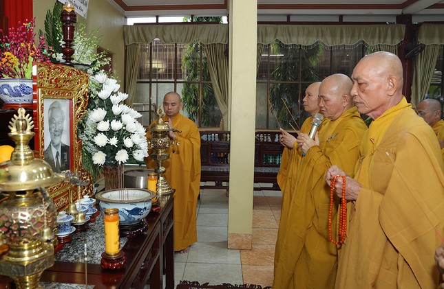 Hòa thượng Thích Minh Thiện, Trưởng ban Trị sự GHPGVN tỉnh Long An, cùng chư tôn đức Ban Trị sự tỉnh ôn lại tóm tắt tiểu sử, quá trình công tác của Tổng Bí thư Nguyễn Phú Trọng