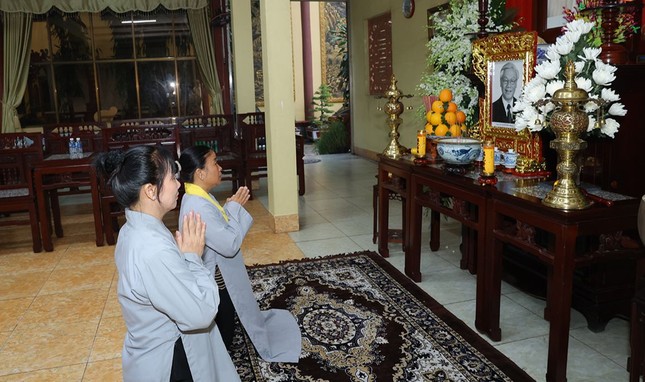 Những ngày qua, nhiều người dân, Phật tử về chùa Thiên Châu bày tỏ niềm kính tiếc trước di ảnh Tổng Bí thư Nguyễn Phú Trọng