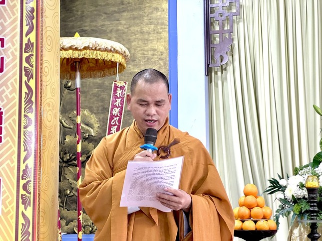 Thượng tọa Thích Thiện Thông, Phó Thường trực Ban Trị sự GHPGVN TP.Vũng Tàu đã cung tuyên tóm tắt về cuộc đời và sự nghiệp của Tổng Bí thư Nguyễn Phú Trọng