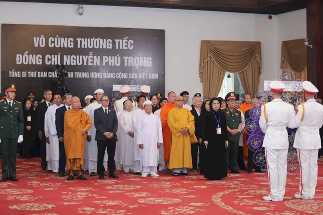 Đoàn do bà Tô Thị Bích Châu, Phó Chủ tịch Ủy ban T.ƯMTTQVN làm trưởng đoàn, cùng đại biểu các tôn giáo kính viếng Tổng Bí thư tại Hội trường Thống Nhất, TP.HCM - Ảnh: TTXVN