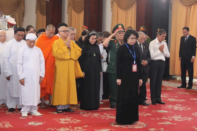 Đoàn do bà Tô Thị Bích Châu, Phó Chủ tịch làm trưởng đoàn cùng đại diện các tôn giáo thành kính viếng Tổng Bí thư Nguyễn Phú Trọng tại Hội trường Thống Nhất, TP.HCM - Ảnh: TTXVN