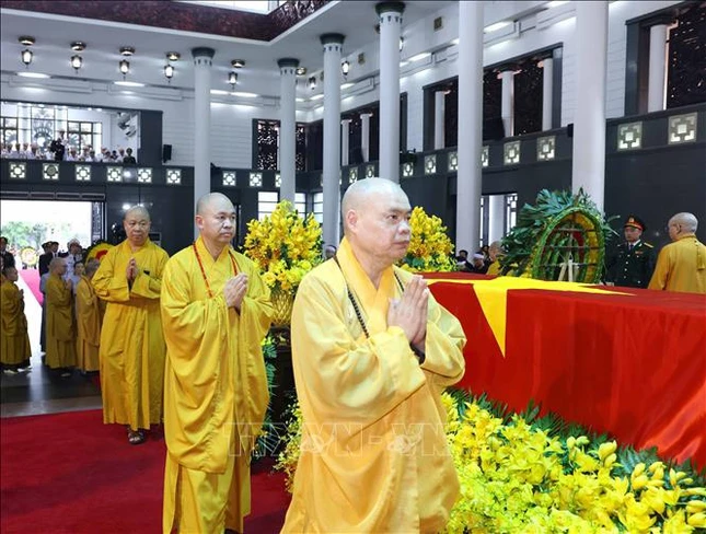 Thượng tọa Thích Thanh Phong, Thượng tọa Thích Đức Thiện tiễn biệt trước Linh cửu Tổng Bí thư Nguyễn Phú Trọng - Ảnh: TTXVN