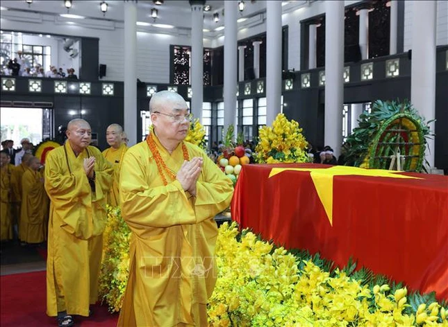 Trưởng lão Hòa thượng Thích Thanh Nhiễu và chư vị Phó Chủ tịch Hội đồng Trị sự tiễn biệt trước Linh cửu Tổng Bí thư Nguyễn Phú Trọng - Ảnh: TTXVN