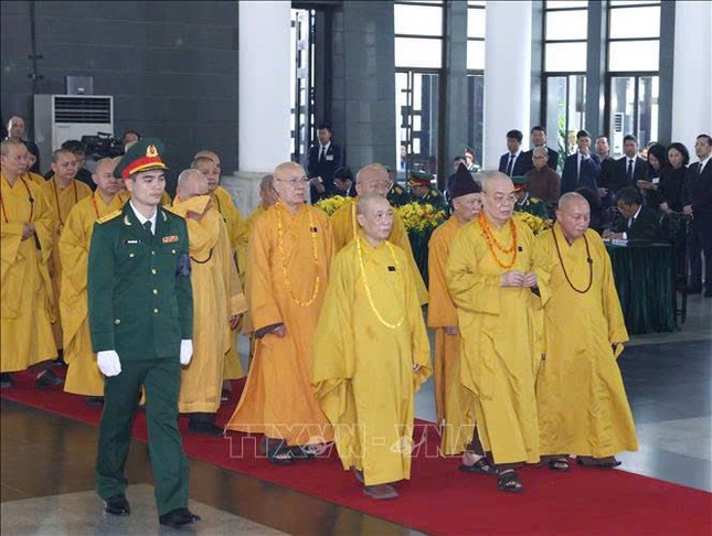 Đoàn lãnh đạo Giáo hội Phật giáo Việt Nam kính viếng Tổng Bí thư Nguyễn Phú Trọng - Ảnh: TTXVN
