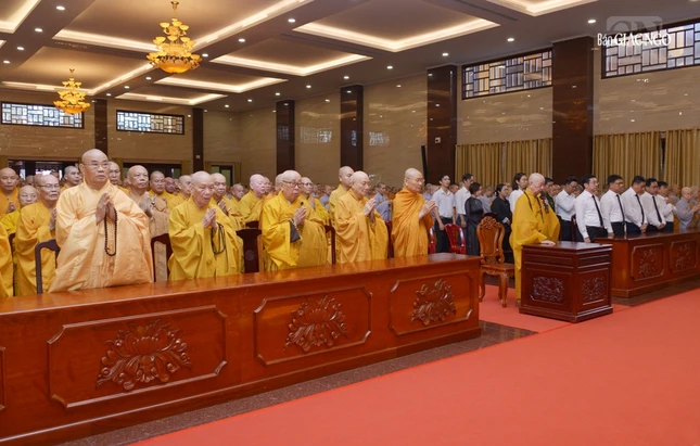 Trưởng lão Hòa thượng Viên Minh, Phó Pháp chủ, cùng chư vị giáo phẩm Hội đồng Chứng minh nhất tâm tưởng niệm