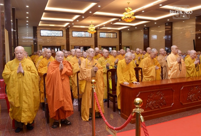 Trong không khí trang nghiêm, Trưởng lão Hòa thượng Thích Minh Thông, Phó Thư ký Hội đồng Chứng minh; Trưởng lão Hòa thượng Thích Như Tín, Trưởng lão Hòa thượng Thích Huệ Minh, đồng Ủy viên Thường trực Hội đồng Chứng minh; Hòa thượng Thích Lệ Trang, Trưởng ban Trị sự GHPGVN TP.HCM, Trưởng ban Tổ chức Lễ tưởng niệm