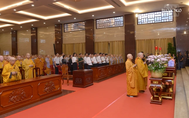 Đức Pháp chủ GHPGVN và chư vị giáo phẩm Hội đồng Chứng minh tưởng niệm trước hương án anh linh Tổng Bí thư Nguyễn Phú Trọng tại Việt Nam Quốc Tự