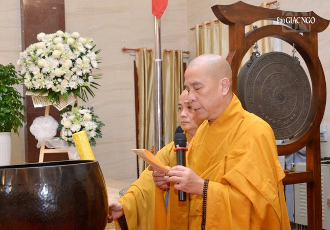 Thượng tọa Thích Quảng Chơn, Trưởng ban Nghi lễ GHPGVN TP.HCM xướng lễ trong nghi thức tưởng niệm Tổng Bí thư Nguyễn Phú Trọng