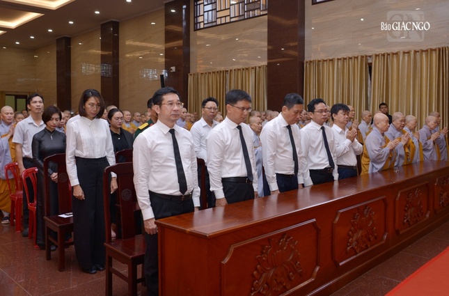 Đại diện các cơ quan TP.HCM có các ông Dương Ngọc Hải, Phó Chủ tịch UBND TP.HCM; Nguyễn Mạnh Cường, Trưởng ban Dân vận Thành ủy TP.HCM; Phạm Minh Tuấn, Phó Chủ tịch Ủy ban MTTQVN TP.HCM; Nguyễn Văn Lượng, Phó Trưởng ban Tôn giáo TP.HCM; bà Phạm Thị Yến Bình, đại diện Phòng An ninh nội địa - Công an TP.HCM, cùng lãnh đạo chính quyền Q.10...