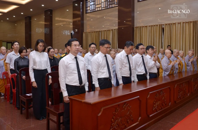 Đại diện các cơ quan TP.HCM có các ông Dương Ngọc Hải, Phó Chủ tịch UBND TP.HCM; Nguyễn Mạnh Cường, Trưởng ban Dân vận Thành ủy TP.HCM; Phạm Minh Tuấn, Phó Chủ tịch Ủy ban MTTQVN TP.HCM; Nguyễn Văn Lượng, Phó Trưởng ban Tôn giáo TP.HCM; bà Phạm Thị Yến Bình, đại diện Phòng An ninh nội địa - Công an TP.HCM, cùng lãnh đạo chính quyền Q.10...