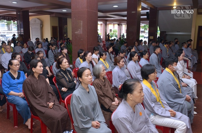 Phật tử, người dân TP.HCM có mặt tại Việt Nam Quốc Tự để tiễn biệt vị lãnh đạo tài đức