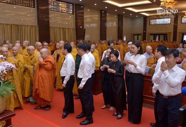 Đại diện các cơ quan thành kính dâng hương tưởng niệm vị lãnh đạo suốt đời tận tụy