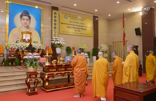 Chư tôn đức thắp nén tâm hương tưởng niệm, tiễn biệt Tổng Bí thư Nguyễn Phú Trọng, người lãnh đạo có công lao đối với nhân dân, đất nước