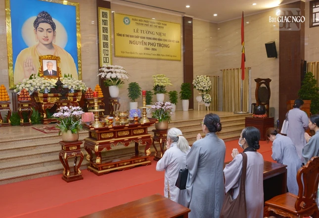 Phật tử thành tâm cầu nguyện, tiễn biệt trước hương án, di ảnh Tổng Bí thư Nguyễn Phú Trọng