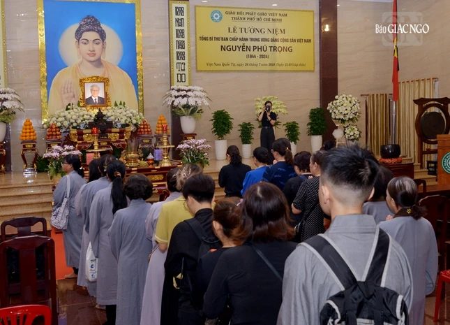 Nhiều người dân TP.HCM đã đến Việt Nam Quốc Tự xếp hàng vào thắp hương tiễn biệt Tổng Bí thư Nguyễn Phú Trọng