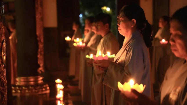 Phật tử thắp nến tưởng niệm Tổng Bí thư Nguyễn Phú Trọng