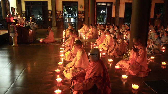 Chư tôn đức thắp nến tưởng niệm trong không khí thiêng liêng