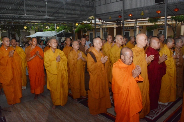 Chư Tăng bày tỏ sự kính tiếc vô hạn đối với vị lãnh đạo anh minh, tài đức đã cống hiến trọn cuộc đời mình cho sự nghiệp phụng sự Tổ quốc