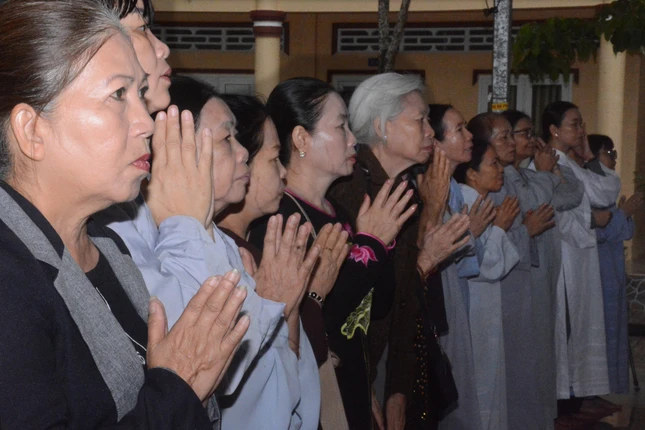 Phật tử về chùa tiễn biệt vị lãnh đạo của đất nước