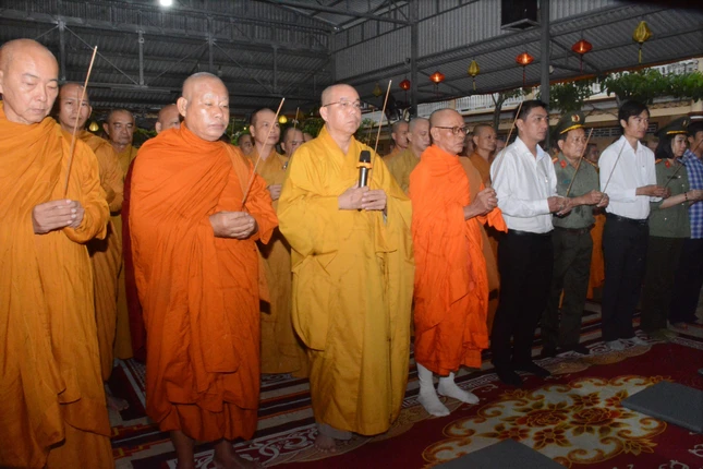 Chư tôn đức Ban Trị sự tỉnh thắp hương tưởng niệm Tổng Bí thư Nguyễn Phú Trọng