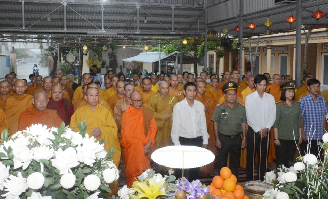 Chư tôn đức trong Ban Trị sự GHPGVN tỉnh và trụ trì các tự viện; lãnh đạo chính quyền, các cơ quan chức năng tỉnh tưởng niệm