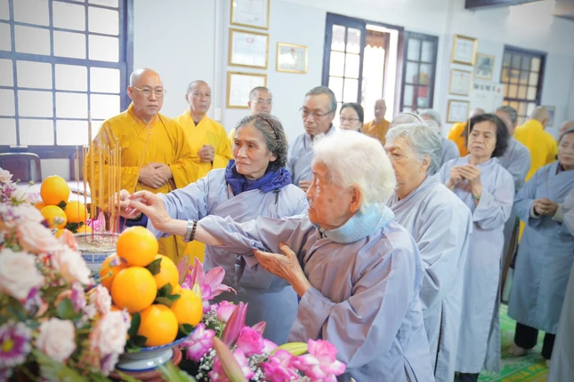 Phật tử dâng hương tưởng niệm vị lãnh đạo mẫu mực