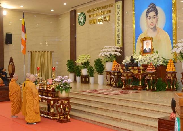 Đức Pháp chủ và chư vị giáo phẩm Hội đồng Chứng minh thắp hương tưởng niệm