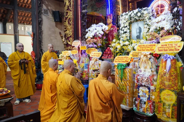 Chư tôn đức thành kính đảnh lễ trước hương án Hòa thượng Thích Minh Đàn Chư tôn đức thành kính đảnh lễ trước hương án Hòa thượng Thích Minh Đàn