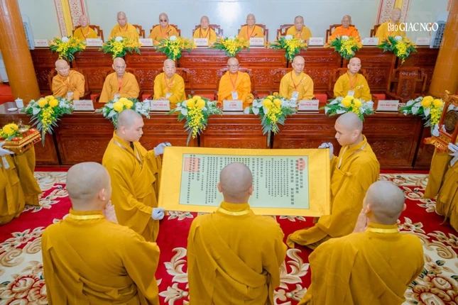 Đại diện Ban Tổ chức Đại giới đàn cung an chức sự