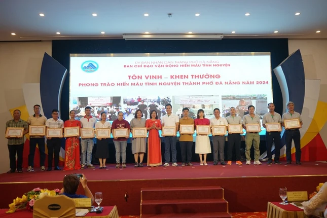 Các tình nguyện viên nhận Bằng khen của T.Ư Hội Chữ thập đỏ Các tình nguyện viên nhận Bằng khen của T.Ư Hội Chữ thập đỏ