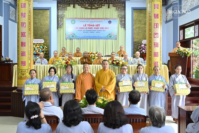 Hòa thượng Thích Thông Không và Thượng tọa Thích Thiện Thông trao phần thưởng đến học viên