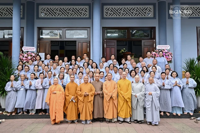 Chư tôn đức chụp ảnh lưu niệm cùng học viên