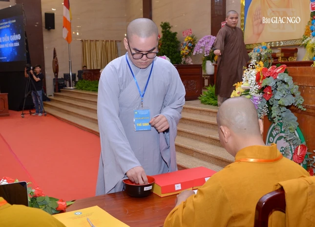 Sa-di Thích Trung Nguyện bắt thăm đề tài Ý nghĩa Phật đản