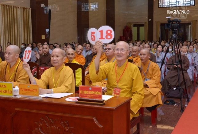 Chư tôn đức Ban Giám khảo chấm phần thi của thí sinh Sa-di Thích Trung Nguyện