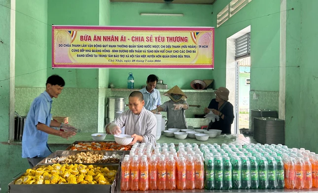 Sư cô Thích nữ Tín Lạc phục vụ bữa trưa cho người gia Trung tâm Bảo trợ xã hội Tân Hiệp