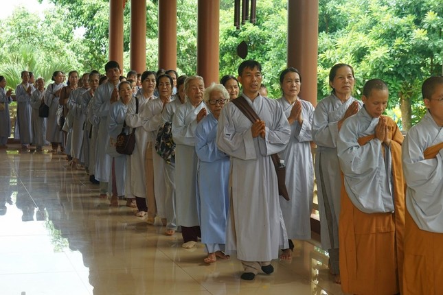 Phật tử kinh hành niệm Phật trong chánh niệm