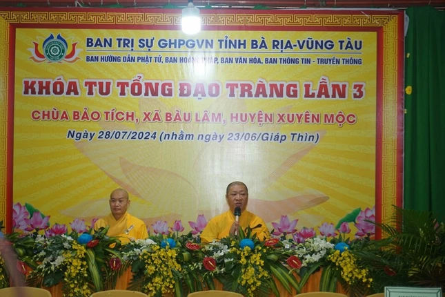 Thượng tọa Thích Thiện Thuận và Thượng tọa Thích Chiếu Hiền thuyết giảng và trao đổi Phật pháp tại đạo tràng Phật tử