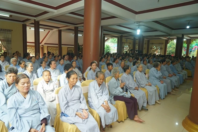 Gần 400 Phật tử tham gia khóa tu Tổng đạo tràng lần 3 do 4 ban chuyên môn tổ chức