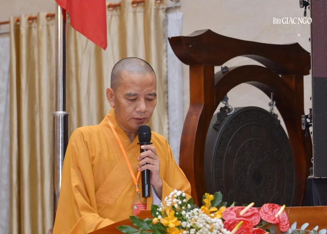 Thượng tọa Thích Minh Nhựt báo cáo tại buổi lễ